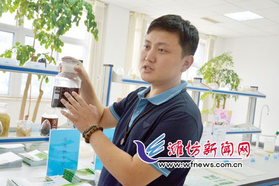 王曉凱正在介紹“旱地寶”的優(yōu)勢。